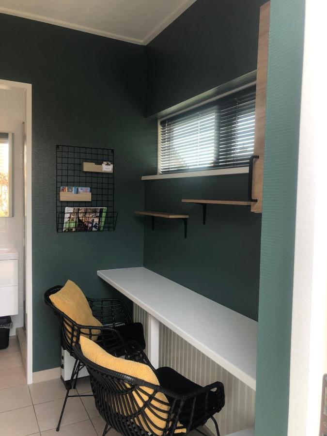 Nieboer Bed & Breakfast Vrouwenpolder Bagian luar foto